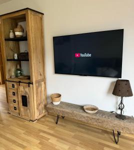 ein Wohnzimmer mit einem Flachbildfernseher an der Wand in der Unterkunft Entre gigantes, La Alhambra y Sierra Nevada in Güéjar-Sierra