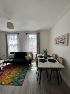 una sala de estar con un sofá y una mesa en Tranquil 2BR in Thornton Heath, en Thornton Heath