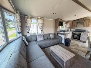 Kuchyň nebo kuchyňský kout v ubytování Beautiful Caravan At Skipsea Sands Ref 41029Wf
