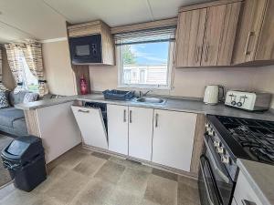 Kuchyň nebo kuchyňský kout v ubytování Beautiful Caravan At Skipsea Sands Ref 41029Wf
