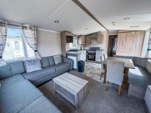 Kuchyň nebo kuchyňský kout v ubytování Beautiful Caravan At Skipsea Sands Ref 41029Wf
