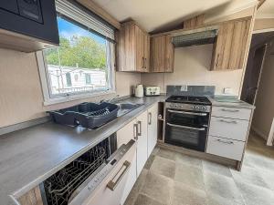 Kuchyň nebo kuchyňský kout v ubytování Beautiful Caravan At Skipsea Sands Ref 41029Wf
