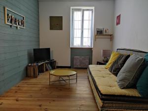 Televízia a/alebo spoločenská miestnosť v ubytovaní La cachette maison de ville