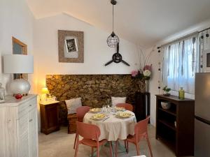 a kitchen and dining room with a table and chairs at L'Ecrin de Mérindol in Mérindol