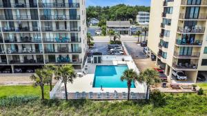 Bazén v ubytování Huge Oceanfront End Unit Top Location with Pool nebo v jeho okolí