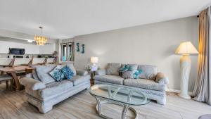 Posezení v ubytování Huge Oceanfront End Unit Top Location with Pool