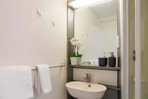 Bilik mandi di Student Only Gold Ensuite Mid Level at Chapter Islington