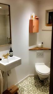 Ένα μπάνιο στο Nordic Haven For Families At Guest Houses
