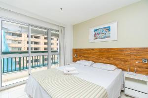 ein Schlafzimmer mit einem Bett und einem großen Fenster in der Unterkunft Fusion Hotel em Brasília15967 in Brasilia