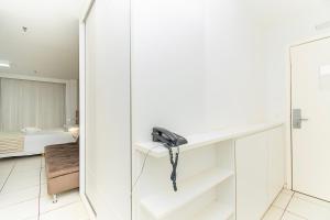 ein Telefon, das auf einem Regal in einem Zimmer steht in der Unterkunft Fusion Hotel em Brasília15967 in Brasilia