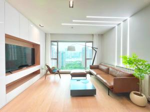 TV/Unterhaltungsangebot in der Unterkunft iHome-Lujiazui Riverside, Shanghai's Leading Advocate for Genuine Apart ment - Committed to Quality, Bund RiverView&CityWalk, Deluxe Neighborhood