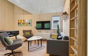 Χώρος καθιστικού στο Amazing Home In Glesborg With Sauna