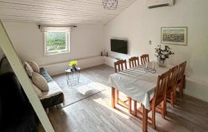 Televiisor ja/või meelelahutuskeskus majutusasutuses 2 Bedroom Amazing Home In Falkenberg