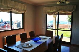 a dining room table with a blue bowl on it at Casalvito in Rial