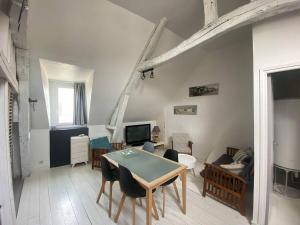 a living room with a table and a couch at Cabine du Capitaine 5 in Fécamp