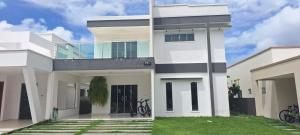 a white house with a glass facade at Casa completa para COP30 in Castanhal
