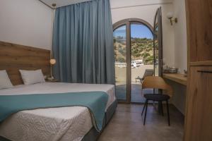 Un pat sau paturi într-o cameră la Sunlight Hotel +76 fotografii
