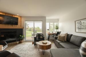 Ein Sitzbereich in der Unterkunft 2-Level Home - Tremblant Mountain View - Fireplace