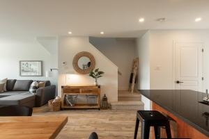 Ein Sitzbereich in der Unterkunft 2-Level Home - Tremblant Mountain View - Fireplace