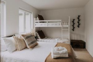 Ein Bett oder Betten in einem Zimmer der Unterkunft 2-Level Home - Tremblant Mountain View - Fireplace