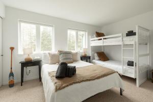 Ein Bett oder Betten in einem Zimmer der Unterkunft 2-Level Home - Tremblant Mountain View - Fireplace