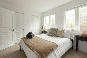 Ein Bett oder Betten in einem Zimmer der Unterkunft 2-Level Home - Tremblant Mountain View - Fireplace
