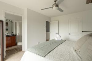 Ein Bett oder Betten in einem Zimmer der Unterkunft 2-Level Home - Tremblant Mountain View - Fireplace