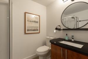 Ein Badezimmer in der Unterkunft 2-Level Home - Tremblant Mountain View - Fireplace