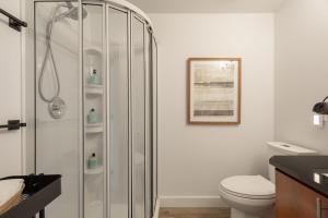 Ein Badezimmer in der Unterkunft 2-Level Home - Tremblant Mountain View - Fireplace