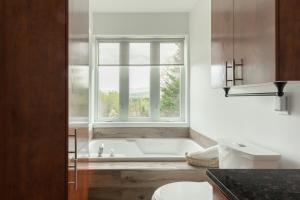 Ein Badezimmer in der Unterkunft 2-Level Home - Tremblant Mountain View - Fireplace