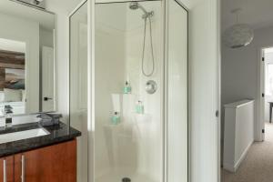 Ein Badezimmer in der Unterkunft 2-Level Home - Tremblant Mountain View - Fireplace
