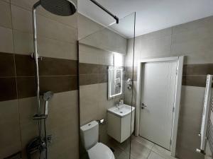 a bathroom with a toilet and a shower and a sink at Mamaia Sea Vibe in Mamaia Sat/Năvodari +18 photos