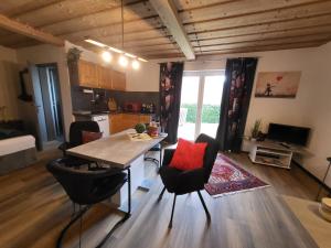 ボーデンマイスにあるHaus Annaのテーブルと椅子のあるキッチンとダイニングルーム