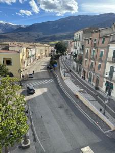 Vista generica sulle montagne o vista sulle montagne dall'interno dell'appartamento