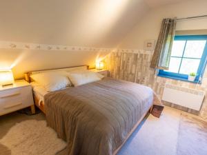 a bedroom with a bed and a window at Ferienhaus Tüdelnest in Hessenburg +31 photos