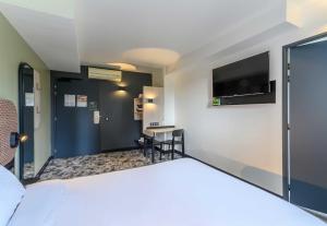 TV a/nebo společenská místnost v ubytování B&B HOTEL Compiègne Thourotte