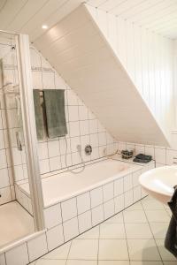 Bilik mandi di Ferienwohnung Rhader Wiesen