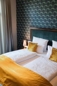 two beds sitting next to each other in a bedroom at QUARTIER 5 Hotel & Restaurant, Sächsische Schweiz in Kurort Gohrisch