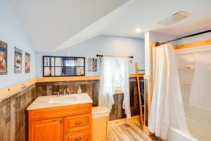 Koupelna v ubytování 4 Mi to Dtwn Catskill Mtn-View Home + 25 fotografií