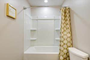 un baño con ducha y WC en 7 Mi to Trilith Studios Atlanta Area Business Hub, en Fayetteville 16 fotos más