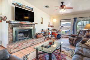 Χώρος καθιστικού στο Walk to State Park Secluded Retreat in Las Cruces