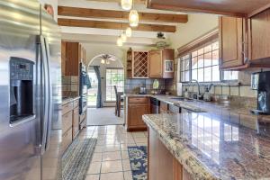 Η κουζίνα ή μικρή κουζίνα στο Walk to State Park Secluded Retreat in Las Cruces