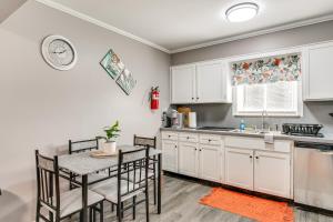 Kuchyň nebo kuchyňský kout v ubytování 2 Mi to SC State and Claflin Townhome with Patio!