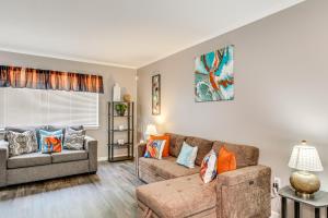 Posezení v ubytování 2 Mi to SC State and Claflin Townhome with Patio!