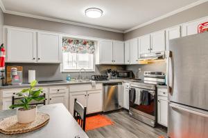 Kuchyň nebo kuchyňský kout v ubytování 2 Mi to SC State and Claflin Townhome with Patio!