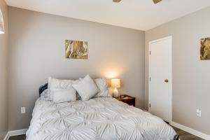 Postel nebo postele na pokoji v ubytování 2 Mi to SC State and Claflin Townhome with Patio!