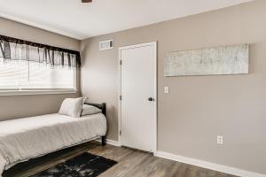 Postel nebo postele na pokoji v ubytování 2 Mi to SC State and Claflin Townhome with Patio!