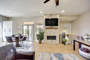 ウッドランド・パークにあるDtwn Woodland Park Townhome with Covered Deckのリビングルーム(暖炉、テレビ、テーブル付)