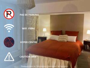 sypialnia z łóżkiem i oknem z nadajnikiem wifi w obiekcie Studio hyper centre de Caen w Caen