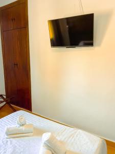TV a/nebo společenská místnost v ubytování Hostal El Pinar + 30 fotografií
